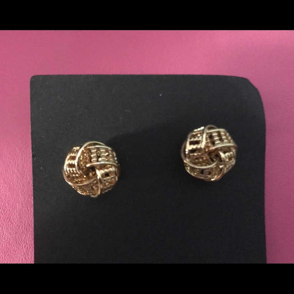 💕NWT💕 Gold tone love knot stud earrings 💕